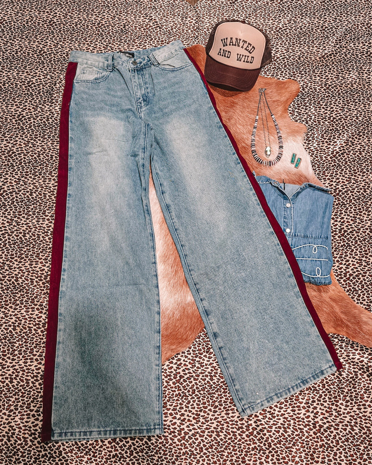 Side Saddle Jeans - Mid Wash/Burgundy